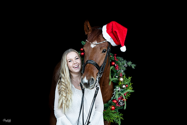 Pferdefotografie Weihnachtskranz schwarzer Hintergrund Dressur Kandare Mütze Mädchen Fotoshooting Ponyliebe